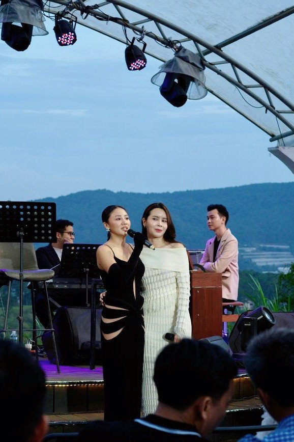 Lưu Hương Giang và Văn Mai Hương hội ngộ. Ảnh: Nghệ sĩ cung cấp. Lưu Hương Giang và Văn Mai Hương hội ngộ. Ảnh: Nghệ sĩ cung cấp.