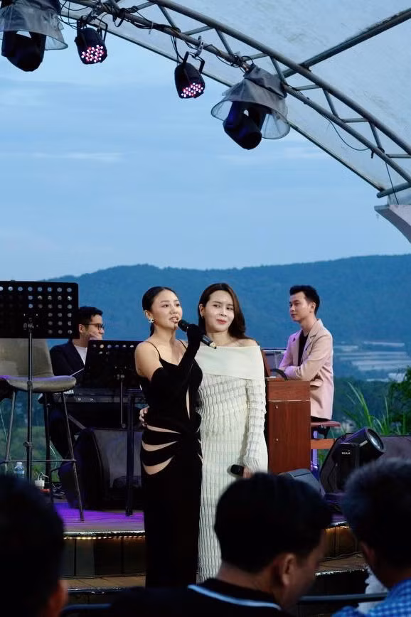 Lưu Hương Giang và Văn Mai Hương hội ngộ. Ảnh: Nghệ sĩ cung cấp.