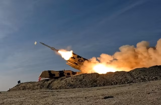 Một tên lửa được phóng trong một cuộc tập trận quân sự tại một địa điểm không được tiết lộ ở phía Nam Iran hồi đầu năm nay - Ảnh: REUTERS Một tên lửa được phóng trong một cuộc tập trận quân sự tại một địa điểm không được tiết lộ ở phía Nam Iran hồi đầu năm nay - Ảnh: REUTERS