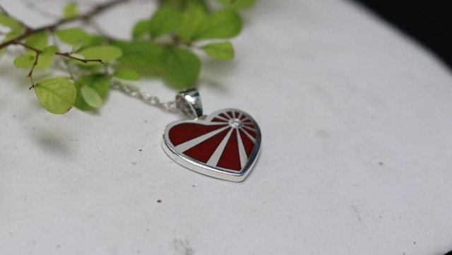 Mặt dây chuyền được áp dụng nghệ thuật pháp lam. Ảnh NVCC Mặt dây chuyền được áp dụng nghệ thuật pháp lam. Ảnh NVCC