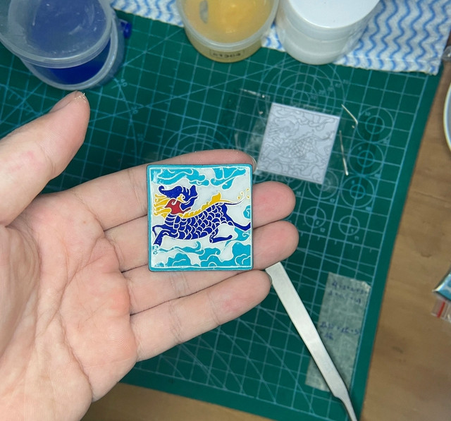 Mất 1 năm nghiên cứu và thử nghiệm, Tùng mới tạo ra được một miếng kim loại tráng men ưng ý. Ảnh NVCC Mất 1 năm nghiên cứu và thử nghiệm, Tùng mới tạo ra được một miếng kim loại tráng men ưng ý. Ảnh NVCC