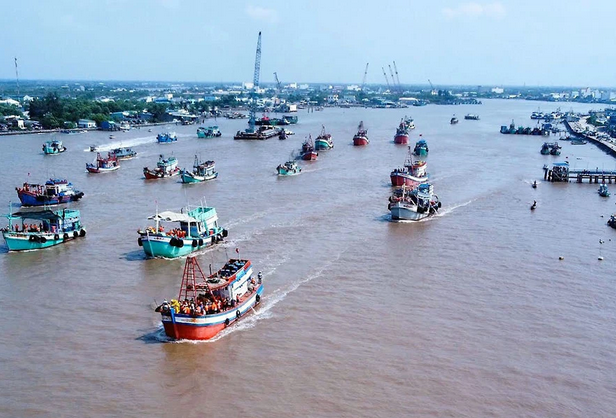 Tàu ra vào cửa biển Gành Hào, Bạc Liêu. Ảnh: CVNLD/PLO