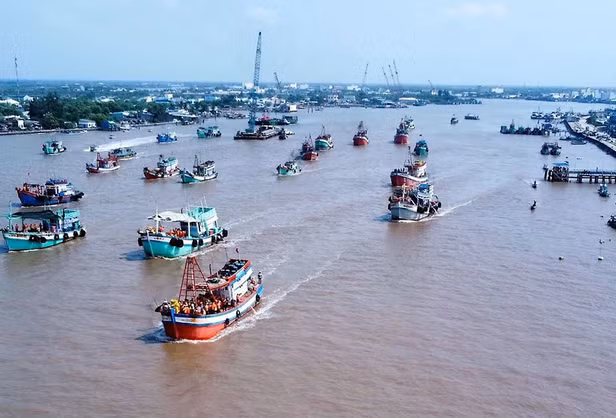 Tàu ra vào cửa biển Gành Hào, Bạc Liêu. Ảnh: CVNLD/PLO