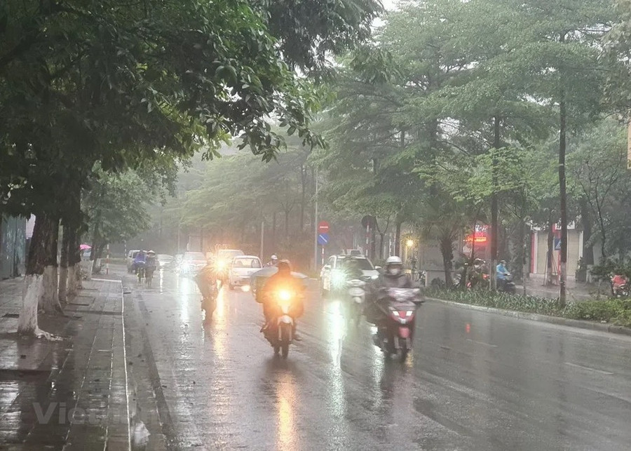 Thủ đô Hà Nội cục bộ có mưa to đến rất to. (Ảnh: Huy Khánh/Vietnam+)