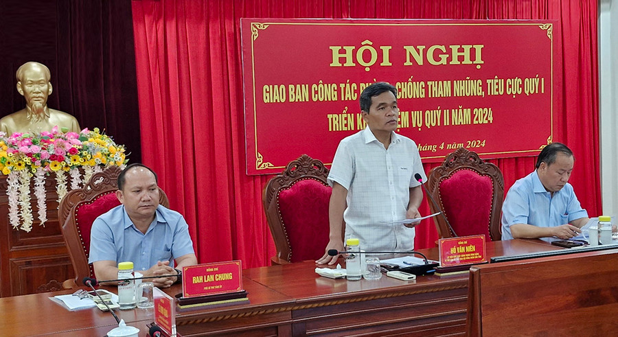 Đồng chí Hồ Văn Niên-Ủy viên Ban Chấp hành Trung ương Đảng, Bí thư Tỉnh ủy, Chủ tịch HĐND tỉnh, Trưởng ban Chỉ đạo PCTN, tiêu cực tỉnh phát biểu tại hội nghị. Ảnh: V.H