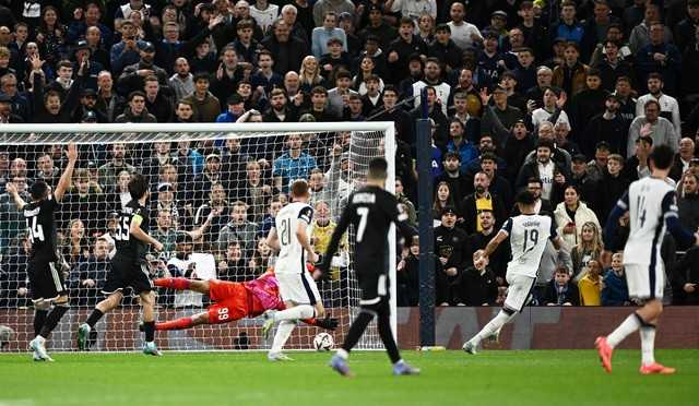 Solanke ấn định chiến thắng 3-0 cho Tottenham