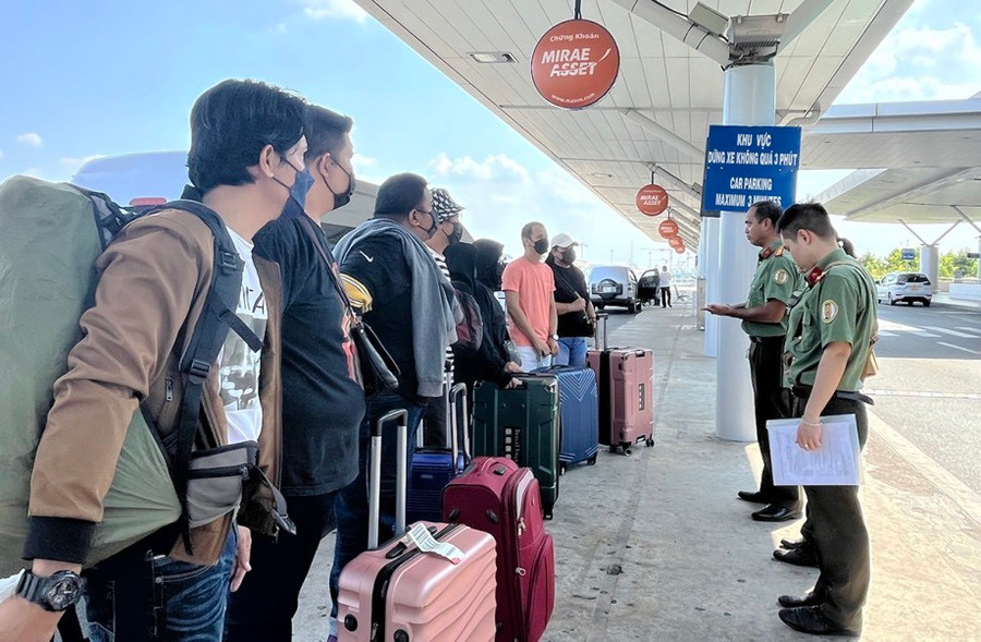 Công an trục xuất nhóm người Malaysia chuyên gọi điện lừa đảo