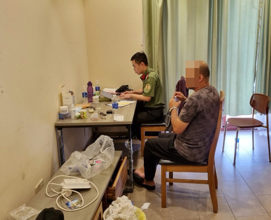 Công an làm việc với nghi can người Malaysia.