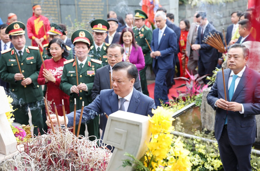 Lãnh đạo Thành ủy - HĐND - UBND - Ủy ban MTTQ Việt Nam TP Hà Nội cùng đông đảo nhân dân đã về dự lễ hội. Ảnh: QUANG PHÚC Lãnh đạo Thành ủy - HĐND - UBND - Ủy ban MTTQ Việt Nam TP Hà Nội cùng đông đảo nhân dân đã về dự lễ hội. Ảnh: QUANG PHÚC