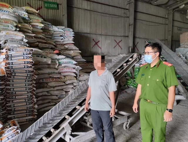 Số phân bón giả mà bị can Phạm Lương Thiện đã sản xuất. Ảnh: PHAN BÁ Số phân bón giả mà bị can Phạm Lương Thiện đã sản xuất. Ảnh: PHAN BÁ