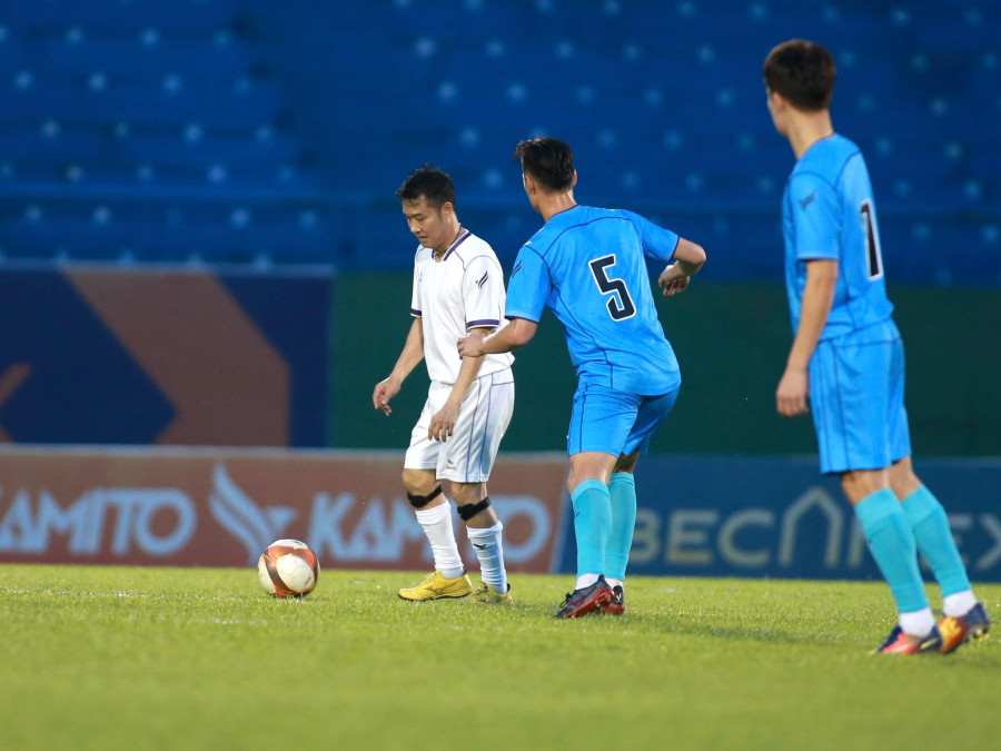 Cựu danh thủ Hồng Sơn thi đấu mượt mà trong hiệp 2. Ảnh Khang Nguyên Cựu danh thủ Hồng Sơn thi đấu mượt mà trong hiệp 2. Ảnh Khang Nguyên