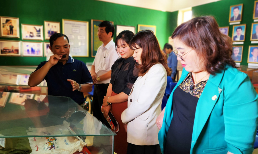 Cấp ủy 2 chi bộ tổ chức cho đảng viên tham quan di tích Nhà lao Pleiku trước buổi sinh hoạt chuyên đề. Ảnh: Phương Dung Cấp ủy 2 chi bộ tổ chức cho đảng viên tham quan di tích Nhà lao Pleiku trước buổi sinh hoạt chuyên đề. Ảnh: Phương Dung