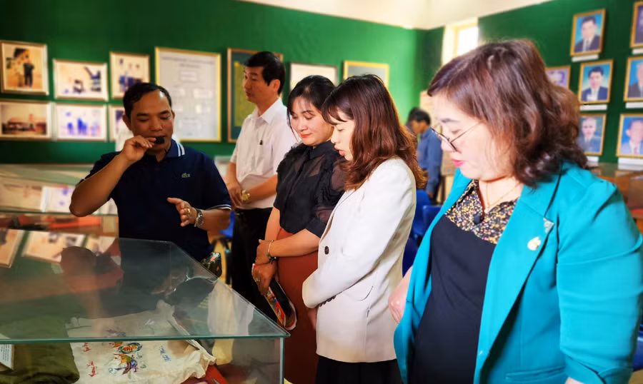 Cấp ủy 2 chi bộ tổ chức cho đảng viên tham quan di tích Nhà lao Pleiku trước buổi sinh hoạt chuyên đề. Ảnh: Phương Dung