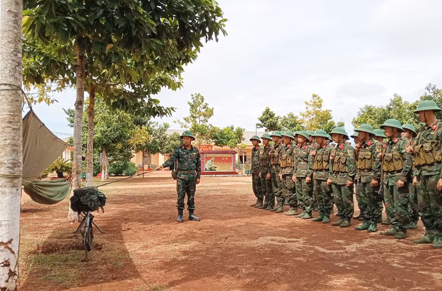 Thiếu tá Vũ Huy Chương huấn luyện áp dụng các sáng kiến cải tiến kỹ thuật vào công tác huấn luyện Hậu cần- Kỹ thuật. Ảnh: Vĩnh Hoàng