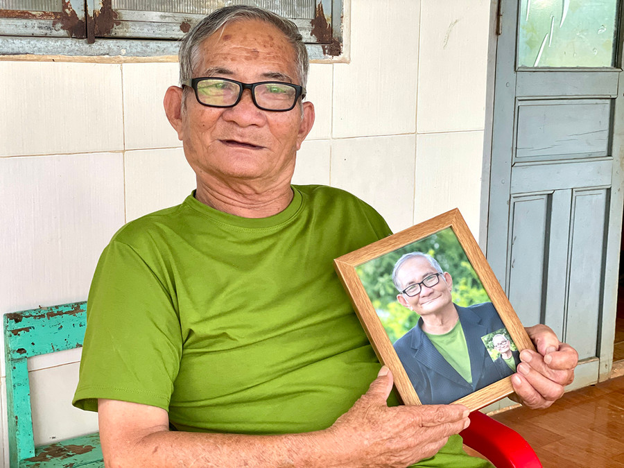 Ông Trần Như Hải (80 tuổi) rất hài lòng với bức ảnh chân dung của mình. Ảnh: Phương Duyên Ông Trần Như Hải (80 tuổi) rất hài lòng với bức ảnh chân dung của mình. Ảnh: Phương Duyên