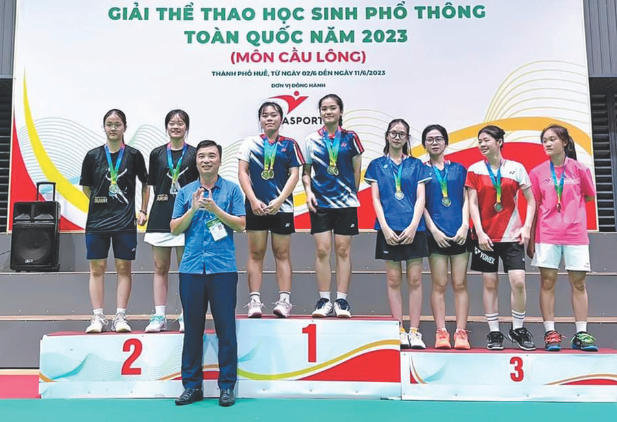 Em Trương Mỹ Duyên (thứ 6 từ phải sang) trên bục nhận huy chương vàng môn cầu lông ở Giải Thể thao học sinh phổ thông toàn quốc năm 2023. Ảnh: Đình Tuyển Em Trương Mỹ Duyên (thứ 6 từ phải sang) trên bục nhận huy chương vàng môn cầu lông ở Giải Thể thao học sinh phổ thông toàn quốc năm 2023. Ảnh: Đình Tuyển