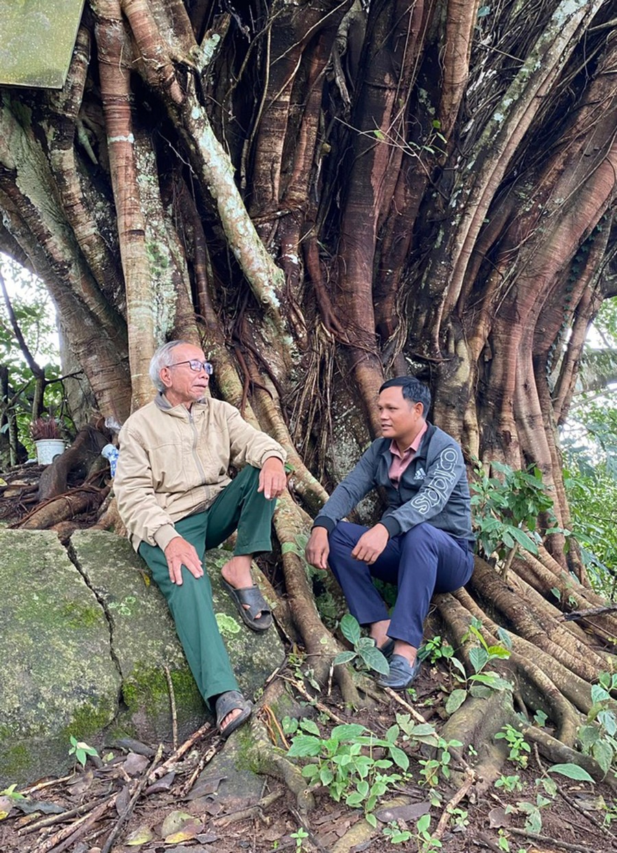 Dưới gốc đa cổ thụ, ông Rơmah Thanh (bìa trái) kể chuyện tham gia kháng chiến cho thế hệ trẻ xã Gào. Ảnh: S.C Dưới gốc đa cổ thụ, ông Rơmah Thanh (bìa trái) kể chuyện tham gia kháng chiến cho thế hệ trẻ xã Gào. Ảnh: S.C