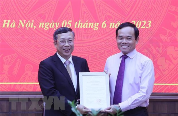 Phó Thủ tướng Trần Lưu Quang trao quyết định bổ nhiệm Thứ trưởng Bộ Nông nghiệp và Phát triển nông thôn cho ông Hoàng Trung. (Ảnh: Lâm Khánh/TTXVN) Phó Thủ tướng Trần Lưu Quang trao quyết định bổ nhiệm Thứ trưởng Bộ Nông nghiệp và Phát triển nông thôn cho ông Hoàng Trung. (Ảnh: Lâm Khánh/TTXVN)