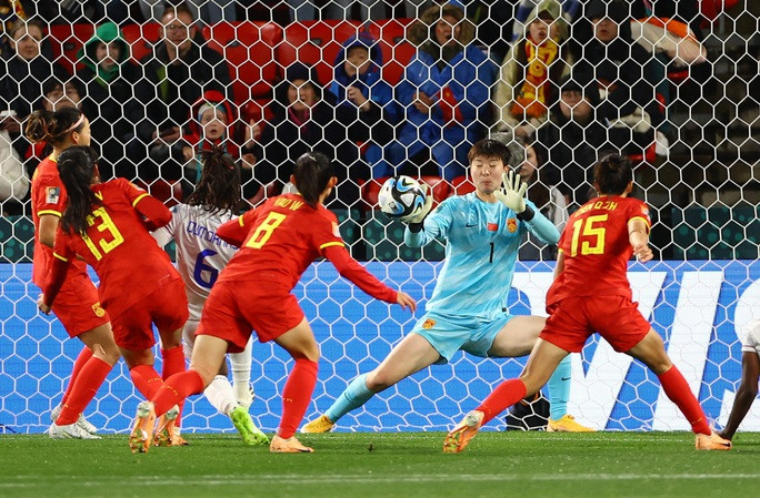 Thủ thành Zhu Yu và hàng thủ Trung Quốc thi đấu đầy lăn xả để bảo vệ cầu môn.