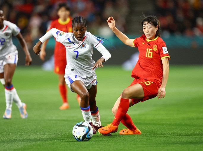 Tuyển Haiti dần chiếm lĩnh thế trận khi thi đấu hơn người