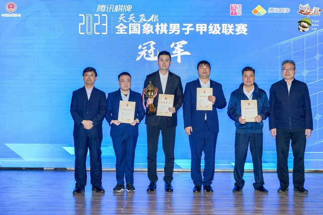 Vương Thiên Nhất (giữa), Lại Lý Huynh (thứ nhì, phải sang) và đội Hàng Châu vô địch Giáp cấp liên tái 2023 Vương Thiên Nhất (giữa), Lại Lý Huynh (thứ nhì, phải sang) và đội Hàng Châu vô địch Giáp cấp liên tái 2023