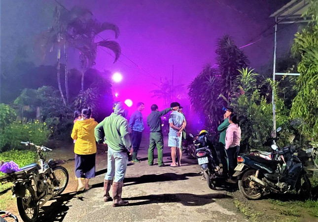 Lực lượng chức năng cùng người dân tham gia tìm kiếm cháu bé