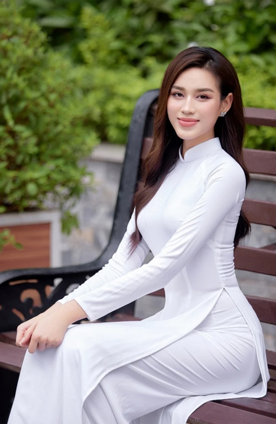 Trong bộ ảnh, Đỗ Thị Hà diện áo dài trắng nền nã khoe nhan sắc ngọt ngào và chiều cao nổi bật. Trong bộ ảnh, Đỗ Thị Hà diện áo dài trắng nền nã khoe nhan sắc ngọt ngào và chiều cao nổi bật.