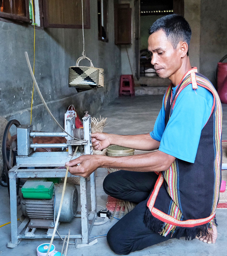 Sử dụng chiếc máy chuốt nan giúp nghệ nhân Si hạ giá thành cho sản phẩm đan lát từ truyền thống. Ảnh: Minh Châu Sử dụng chiếc máy chuốt nan giúp nghệ nhân Si hạ giá thành cho sản phẩm đan lát từ truyền thống. Ảnh: Minh Châu