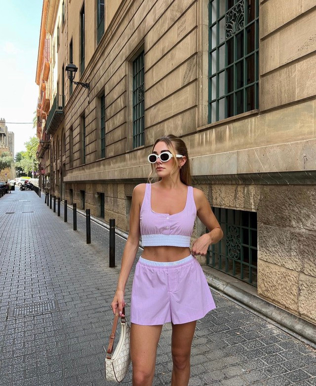 Quần shorts vải đang là xu hướng mà bạn có thể diện từ nhà ra phố. Sự thoải mái, năng động, nhẹ nhàng đồng thời cũng rất phù hợp với tiết trời mùa hè của thiết kế này là điều không cần bàn cãi. Chi tiết cạp cao của quần shorts vải mix match cực ăn ý cùng áo tank top dáng ngắn và từ đó giúp người mặc hoàn thiện vẻ ngoài phóng khoáng, khỏe khoắn mỗi khi xuống phố Quần shorts vải đang là xu hướng mà bạn có thể diện từ nhà ra phố. Sự thoải mái, năng động, nhẹ nhàng đồng thời cũng rất phù hợp với tiết trời mùa hè của thiết kế này là điều không cần bàn cãi. Chi tiết cạp cao của quần shorts vải mix match cực ăn ý cùng áo tank top dáng ngắn và từ đó giúp người mặc hoàn thiện vẻ ngoài phóng khoáng, khỏe khoắn mỗi khi xuống phố