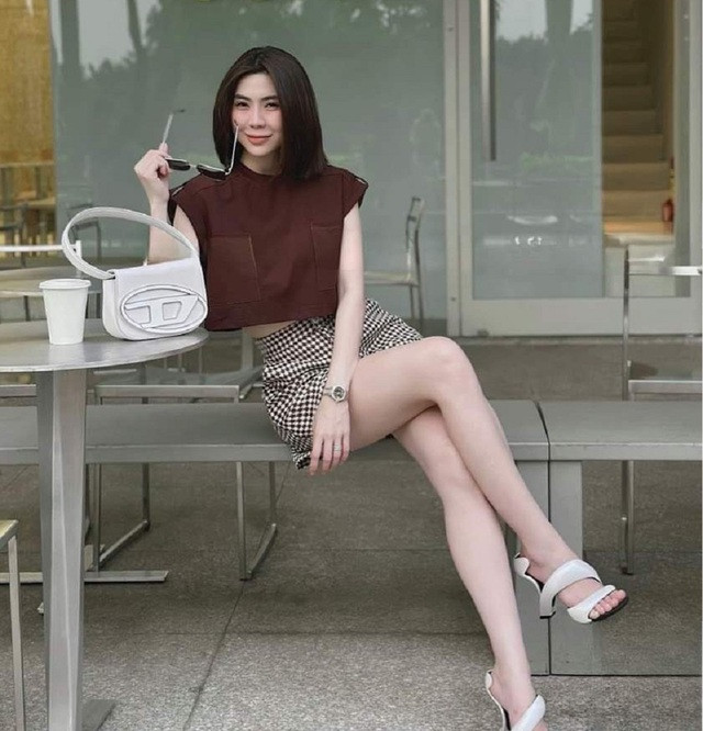 Bắt đầu với một set đồ tách rời gồm áo cánh dơi và quần shorts cạp cao, outfit này không những hợp thời tiết mùa hè mà còn thanh lịch, thời thượng vô cùng. Chắc chắn bạn sẽ có những ý tưởng hay ho khi diện chúng xuống phố hoặc mang theo khi đi du lịch