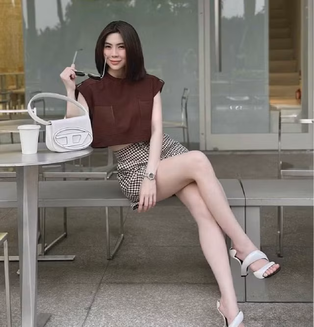 Bắt đầu với một set đồ tách rời gồm áo cánh dơi và quần shorts cạp cao, outfit này không những hợp thời tiết mùa hè mà còn thanh lịch, thời thượng vô cùng. Chắc chắn bạn sẽ có những ý tưởng hay ho khi diện chúng xuống phố hoặc mang theo khi đi du lịch