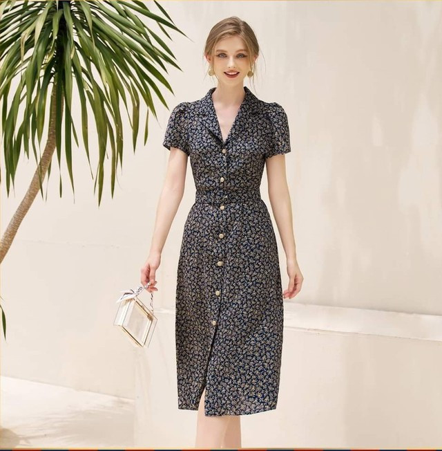 Bộ trang phục cho ngày thứ 2 đầu tuần, hướng đến sự thanh lịch cùng vẻ tinh tế rất phù hợp cho môi trường công sở đòi hỏi sự nghiêm túc, chỉn chu. Váy sơ mi với gam màu đen kinh điển, phối trên nền chất liệu sang trọng cùng hàng khuy chạy dọc thân sẽ là sự lựa chọn hoàn hảo nhất cho nàng Bộ trang phục cho ngày thứ 2 đầu tuần, hướng đến sự thanh lịch cùng vẻ tinh tế rất phù hợp cho môi trường công sở đòi hỏi sự nghiêm túc, chỉn chu. Váy sơ mi với gam màu đen kinh điển, phối trên nền chất liệu sang trọng cùng hàng khuy chạy dọc thân sẽ là sự lựa chọn hoàn hảo nhất cho nàng