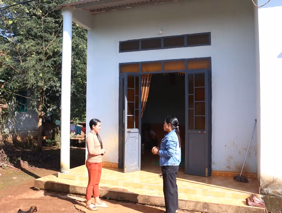 Chị Rơ Chăm A'Lui (bìa phải)-Trưởng thôn Mrông Yố 2 (xã Ia Ka, huyện Chư Păh) trao đổi kinh nghiệm phát triển kinh tế với chị Rơ Châm Rên. Ảnh: Q.T