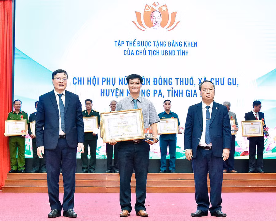Phó Bí thư Thường trực Tỉnh ủy Châu Ngọc Tuấn (bìa phải) và Chủ tịch UBND tỉnh Trương Hải Long (bìa trái) trao bằng khen của Chủ tịch UBND tỉnh cho đại diện Trường Tiểu học và THCS Đinh Núp (xã Pờ Tó, huyện Ia Pa) vì đã có thành tích xuất sắc trong học tập và làm theo Bác giai đoạn 2021-2024. Ảnh: Đức Thụy