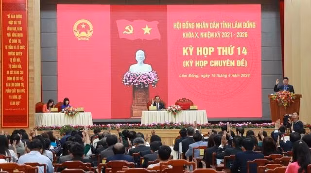 HĐND tỉnh Lâm Đồng khóa X bãi nhiệm chức vụ Chủ tịch HĐND và Chủ tịch UBND tỉnh đối với ông Trần Đức Quận và ông Trần Văn Hiệp. Ảnh: LÂM VIÊN