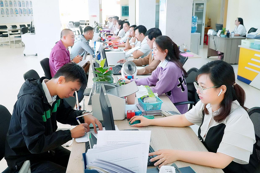 Người dân thực hiện thủ tục hành chính tại Trung tâm Phục vụ hành chính công tỉnh. Ảnh: Đức Thụy Người dân thực hiện thủ tục hành chính tại Trung tâm Phục vụ hành chính công tỉnh. Ảnh: Đức Thụy