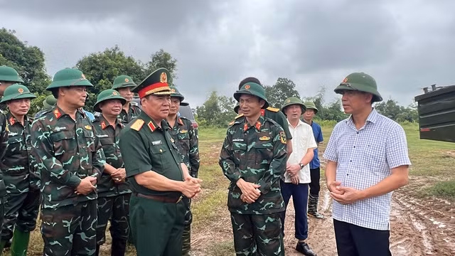 Trung tướng Phạm Đức Duyên kiểm tra công tác bắc cầu tại hiện trường