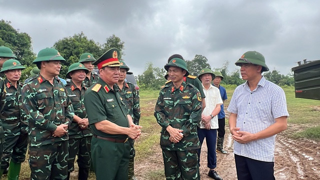 Trung tướng Phạm Đức Duyên kiểm tra công tác bắc cầu tại hiện trường Trung tướng Phạm Đức Duyên kiểm tra công tác bắc cầu tại hiện trường