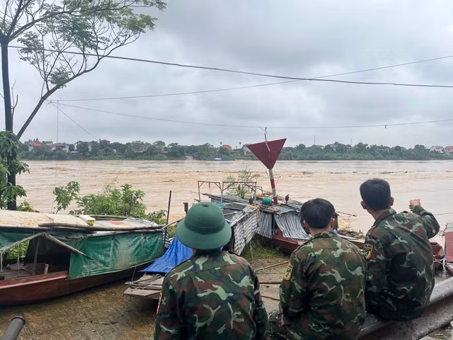 Khu vực bắc cầu phao nước sông dâng cao