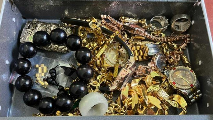 Trang sức bị thu giữ