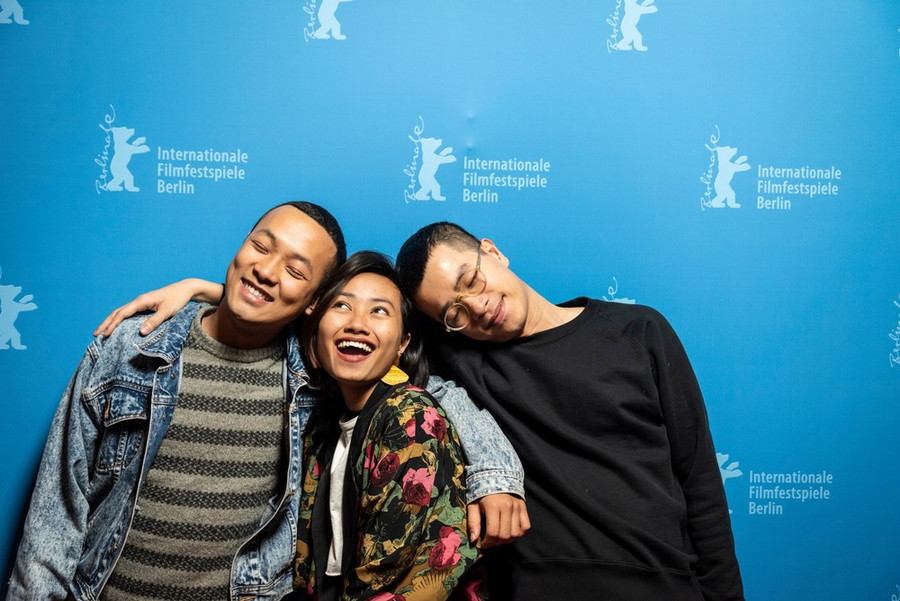 Phạm Ngọc Lân (phải) cùng bạn bè trong giới làm phim Việt Nam tại Liên hoan Phim Berlin 2019, dự thi phim ngắn &quot;Một khu đất tốt.&quot; (Ảnh: Liên hoan Phim Berlin)