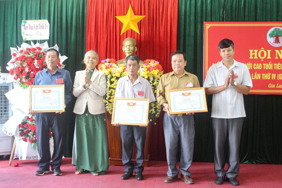 Các cá nhân được nhận bằng khen của Chủ tịch Ủy ban MTTQ Việt Nam tỉnh Gia Lai vì có thành tích trong phong trào người cao tuổi làm kinh tế giỏi. Ảnh: Minh Nhật Các cá nhân được nhận bằng khen của Chủ tịch Ủy ban MTTQ Việt Nam tỉnh Gia Lai vì có thành tích trong phong trào người cao tuổi làm kinh tế giỏi. Ảnh: Minh Nhật