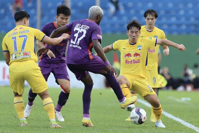 Minh Vương (số 8) là trụ cột hiếm hoi ở lại HAGL. Ảnh: KHẢ HÒA