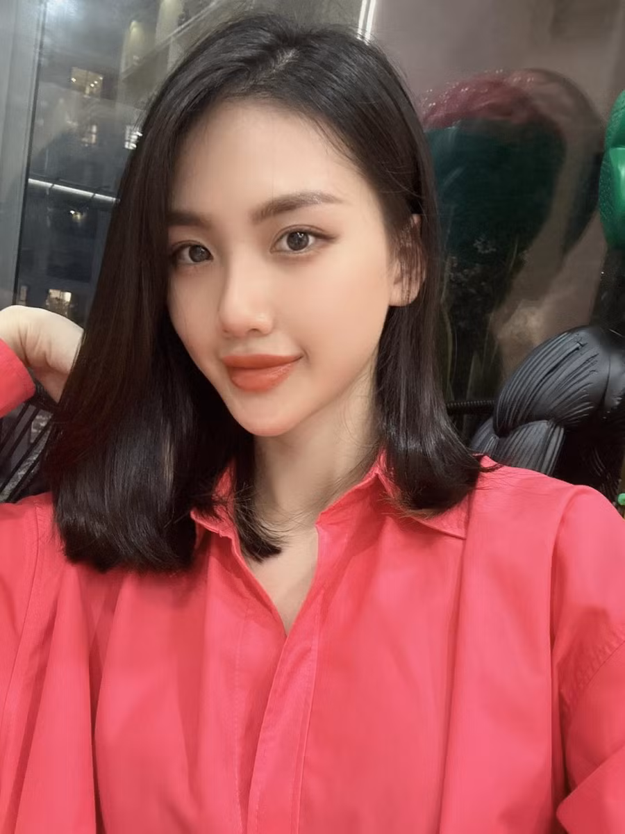 Miss Universe Vietnam 2023 Bùi Quỳnh Hoa sở hữu chiều cao 1,75 m và số đo ba vòng lần lượt là 86-60-93 cm. Cô được các giám khảo nhận xét hội tụ đủ yếu tố về nhan sắc, hình thể, kỹ năng catwalk, trả lời phỏng vấn, ngoại ngữ. Miss Universe Vietnam 2023 Bùi Quỳnh Hoa sở hữu chiều cao 1,75 m và số đo ba vòng lần lượt là 86-60-93 cm. Cô được các giám khảo nhận xét hội tụ đủ yếu tố về nhan sắc, hình thể, kỹ năng catwalk, trả lời phỏng vấn, ngoại ngữ.