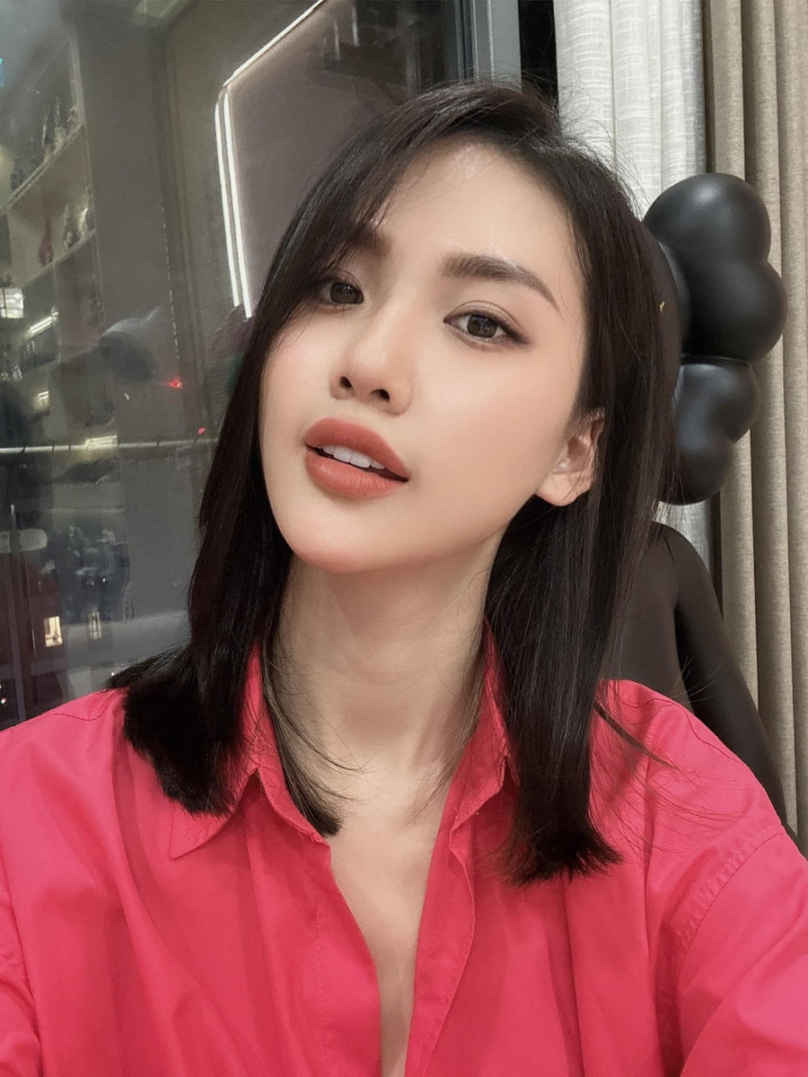 Miss Universe Vietnam 2023 Bùi Quỳnh Hoa sở hữu chiều cao 1,75 m và số đo ba vòng lần lượt là 86-60-93 cm. Cô được các giám khảo nhận xét hội tụ đủ yếu tố về nhan sắc, hình thể, kỹ năng catwalk, trả lời phỏng vấn, ngoại ngữ. Miss Universe Vietnam 2023 Bùi Quỳnh Hoa sở hữu chiều cao 1,75 m và số đo ba vòng lần lượt là 86-60-93 cm. Cô được các giám khảo nhận xét hội tụ đủ yếu tố về nhan sắc, hình thể, kỹ năng catwalk, trả lời phỏng vấn, ngoại ngữ.