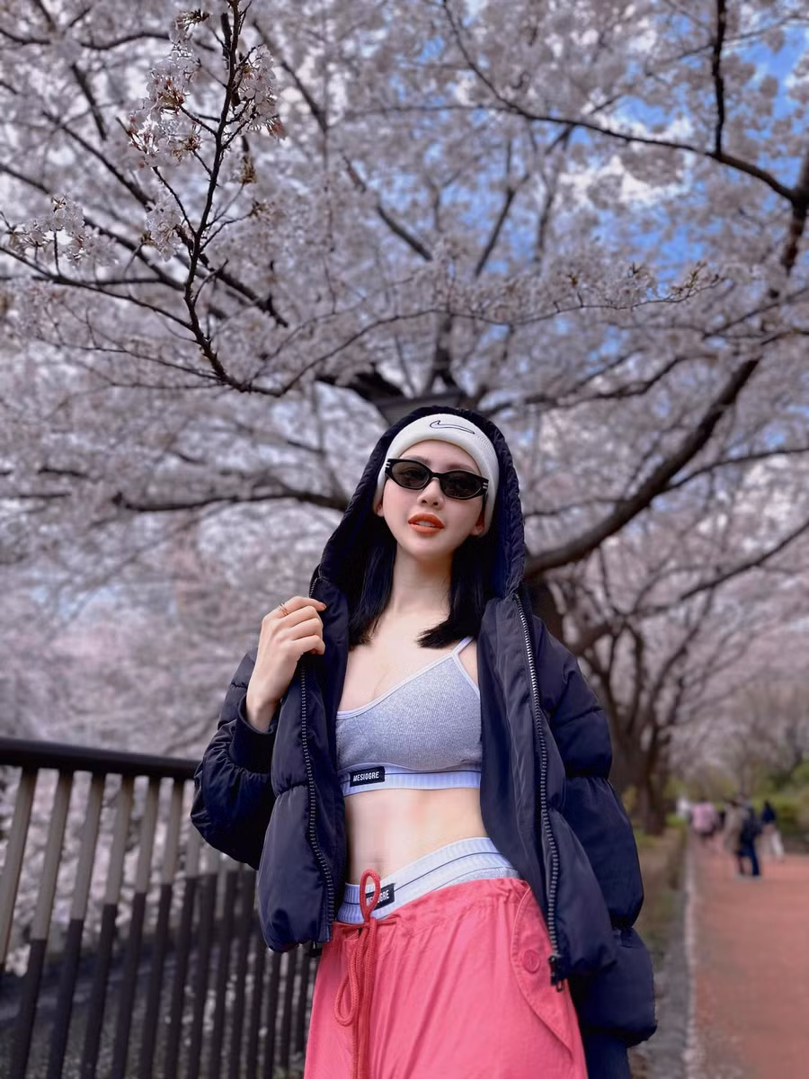 Bùi Quỳnh Hoa không còn là cái tên xa lạ với cộng đồng yêu nhan sắc. Cô từng giành giải vàng Siêu mẫu Việt Nam 2018, Top 10 Hoa hậu Hoàn vũ Việt Nam 2022 và là quán quân của Supermodel International 2022. Bùi Quỳnh Hoa cũng từng ghi danh tại các cuộc thi nhan sắc khác như Hoa hậu Áo dài Việt Nam thế giới 2017, Hoa hậu Biển Việt Nam Toàn cầu 2018... Bùi Quỳnh Hoa không còn là cái tên xa lạ với cộng đồng yêu nhan sắc. Cô từng giành giải vàng Siêu mẫu Việt Nam 2018, Top 10 Hoa hậu Hoàn vũ Việt Nam 2022 và là quán quân của Supermodel International 2022. Bùi Quỳnh Hoa cũng từng ghi danh tại các cuộc thi nhan sắc khác như Hoa hậu Áo dài Việt Nam thế giới 2017, Hoa hậu Biển Việt Nam Toàn cầu 2018...