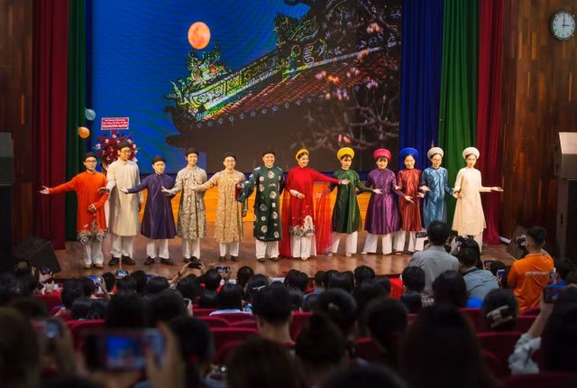 Mới đây, Nguyễn Thanh Hà được mời xuất hiện trong chương trình giao lưu văn hóa nghệ thuật Việt Nam - Malaysia diễn ra tại trường Đại học Khoa học Xã hội và Nhân văn TP.HCM. Ảnh: NVCC