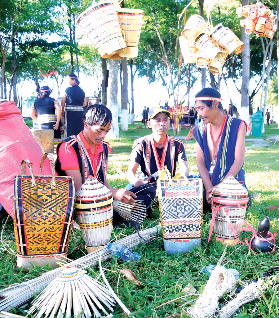 Các sản phẩm đan lát đẹp mắt được trưng bày tại Ngày hội văn hóa các dân tộc toàn tỉnh lần thứ I-2022. Ảnh: Lam Nguyên