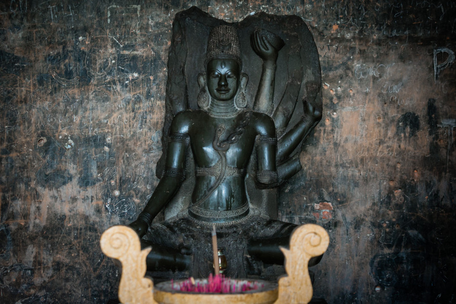 Bên trong tháp, bức tượng nữ thần Siva được phục chế, vẫn giữ được hình ảnh chân thật như nguyên bản. Tháp Bánh Ít là công trình kiến trúc cổ duy nhất của Việt Nam được giới thiệu trong cuốn sách “1.001 công trình kiến trúc phải đến trong cuộc đời” của một nhóm tác giả người Anh. Ảnh: Nhật Thịnh