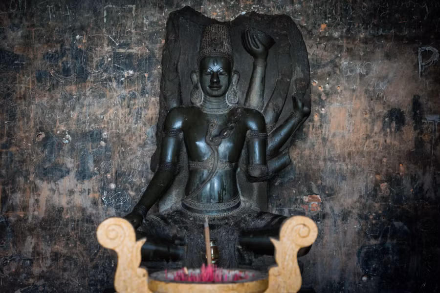 Bên trong tháp, bức tượng nữ thần Siva được phục chế, vẫn giữ được hình ảnh chân thật như nguyên bản. Tháp Bánh Ít là công trình kiến trúc cổ duy nhất của Việt Nam được giới thiệu trong cuốn sách “1.001 công trình kiến trúc phải đến trong cuộc đời” của một nhóm tác giả người Anh. Ảnh: Nhật Thịnh